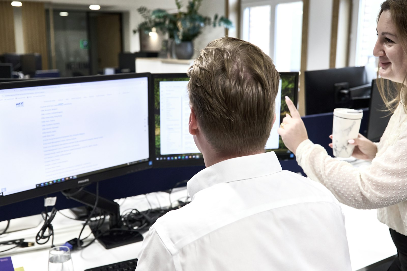 Zespół finansowy analizujący dane i raporty